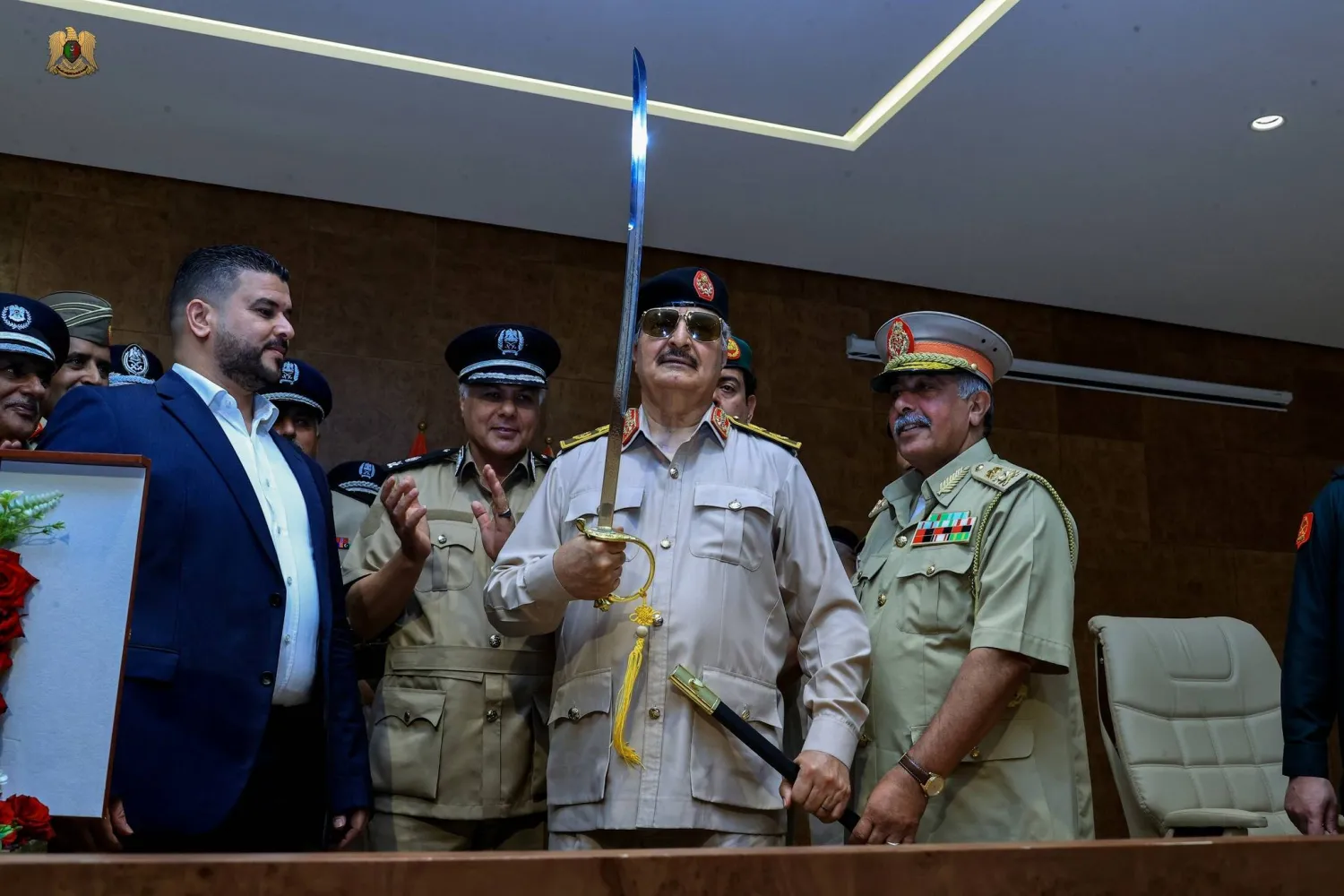 قائد «الجيش الوطني» المشير خليفة حفتر مع قادة قواته في بنغازي (الجيش الوطني)