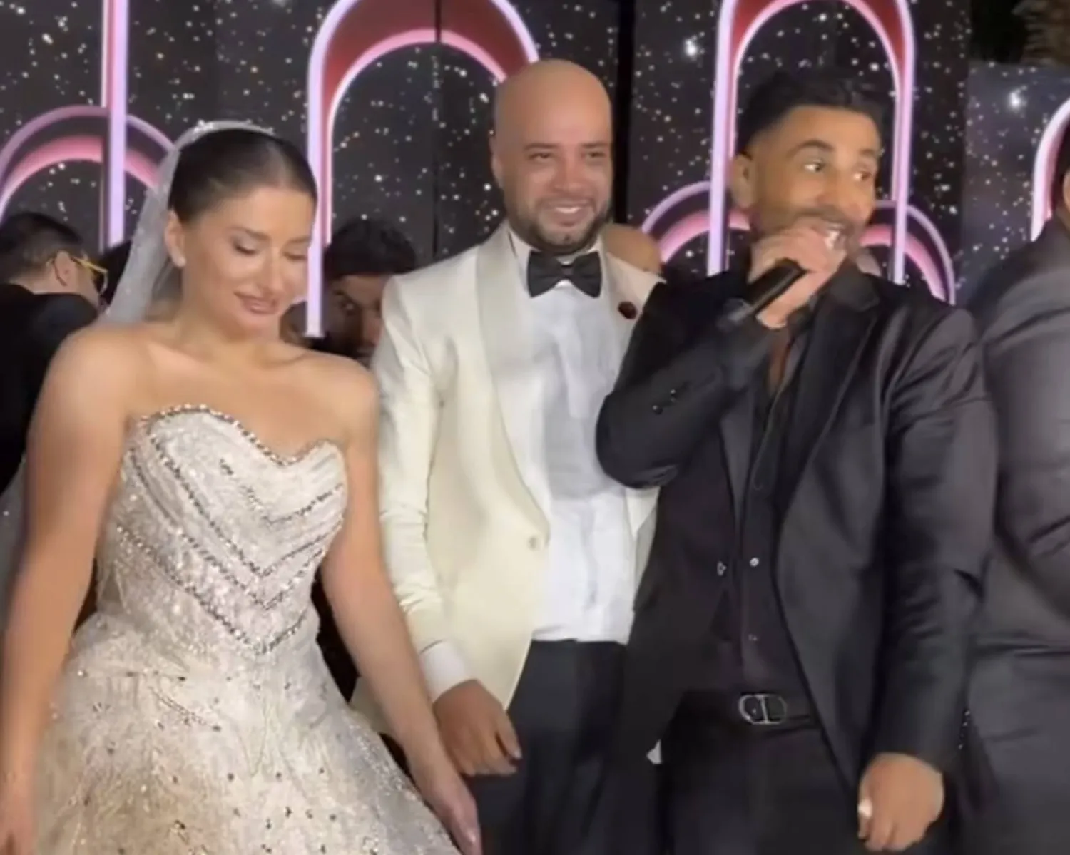 أحمد سعد وحاتم صلاح وعروسه في لقطة من حفل الزفاف (حساب حاتم صلاح بموقع فيسبوك)