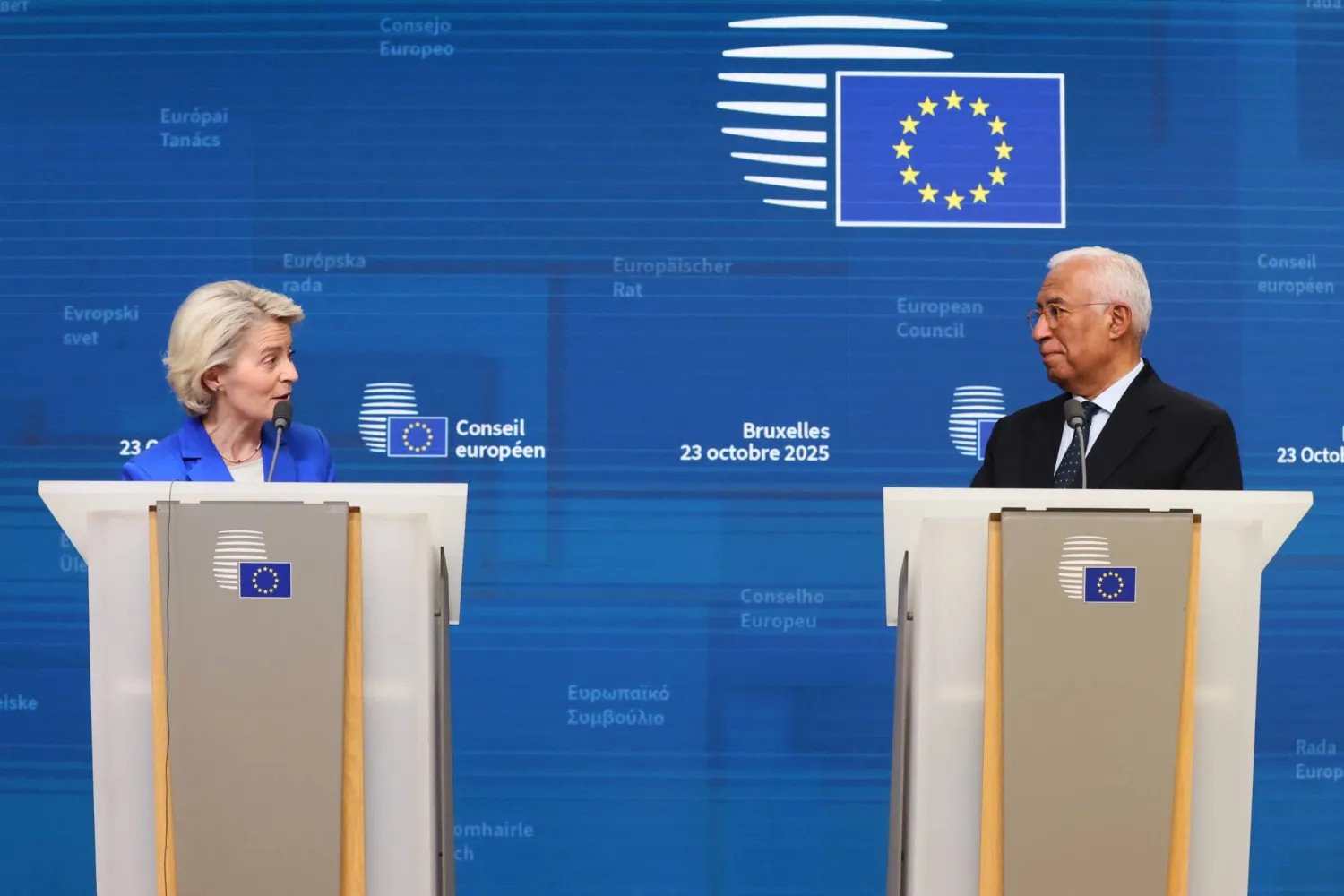 رئيس المجلس الأوروبي أنطونيو كوستا ورئيسة المفوضية أورسولا فون دير لاين خلال مؤتمر صحافي في بروكسل الخميس (أ.ب)