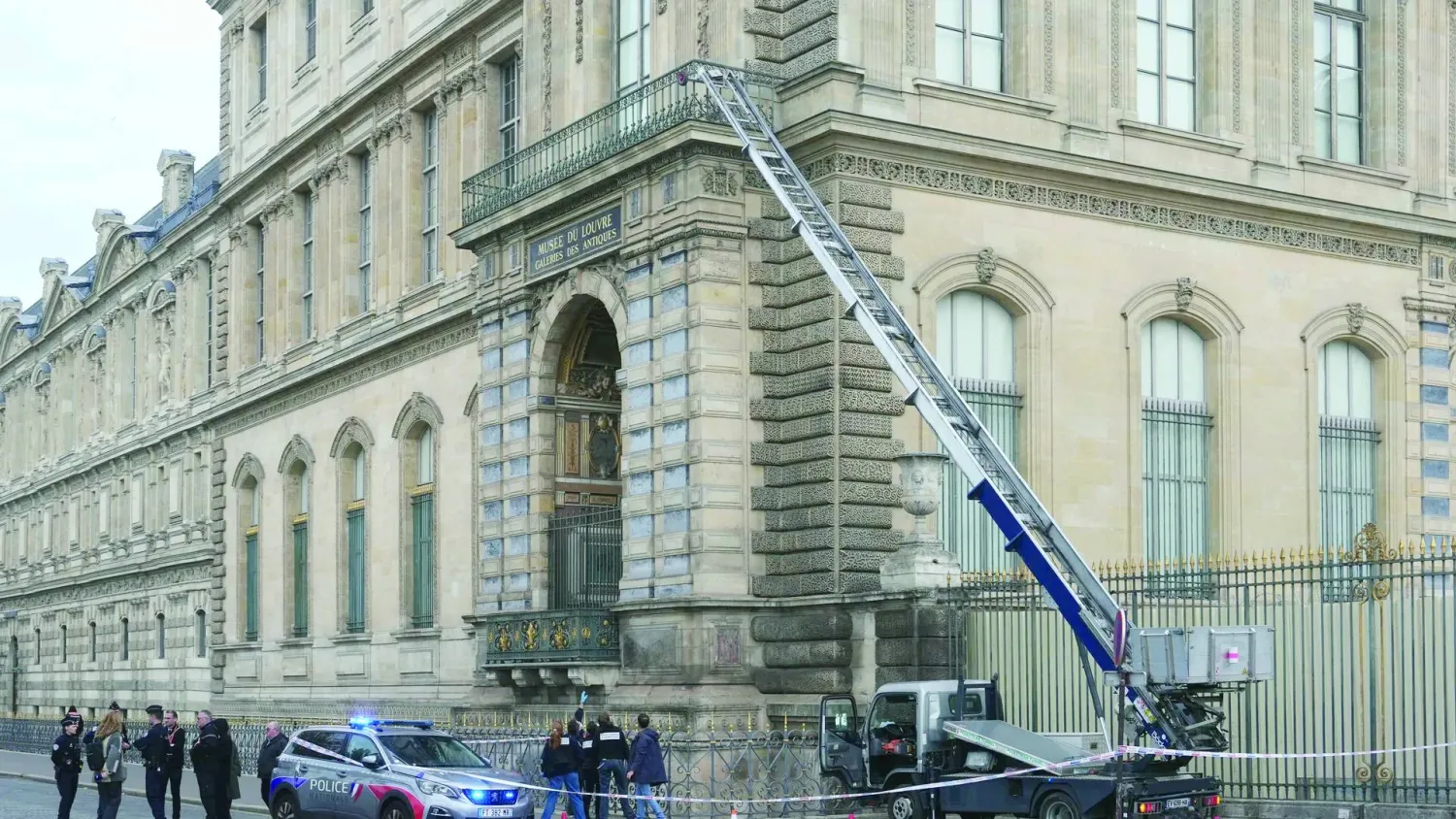 الرافعة التي استخدمها اللصوص لتسلّق متحف اللوفر (أ.ف.ب)