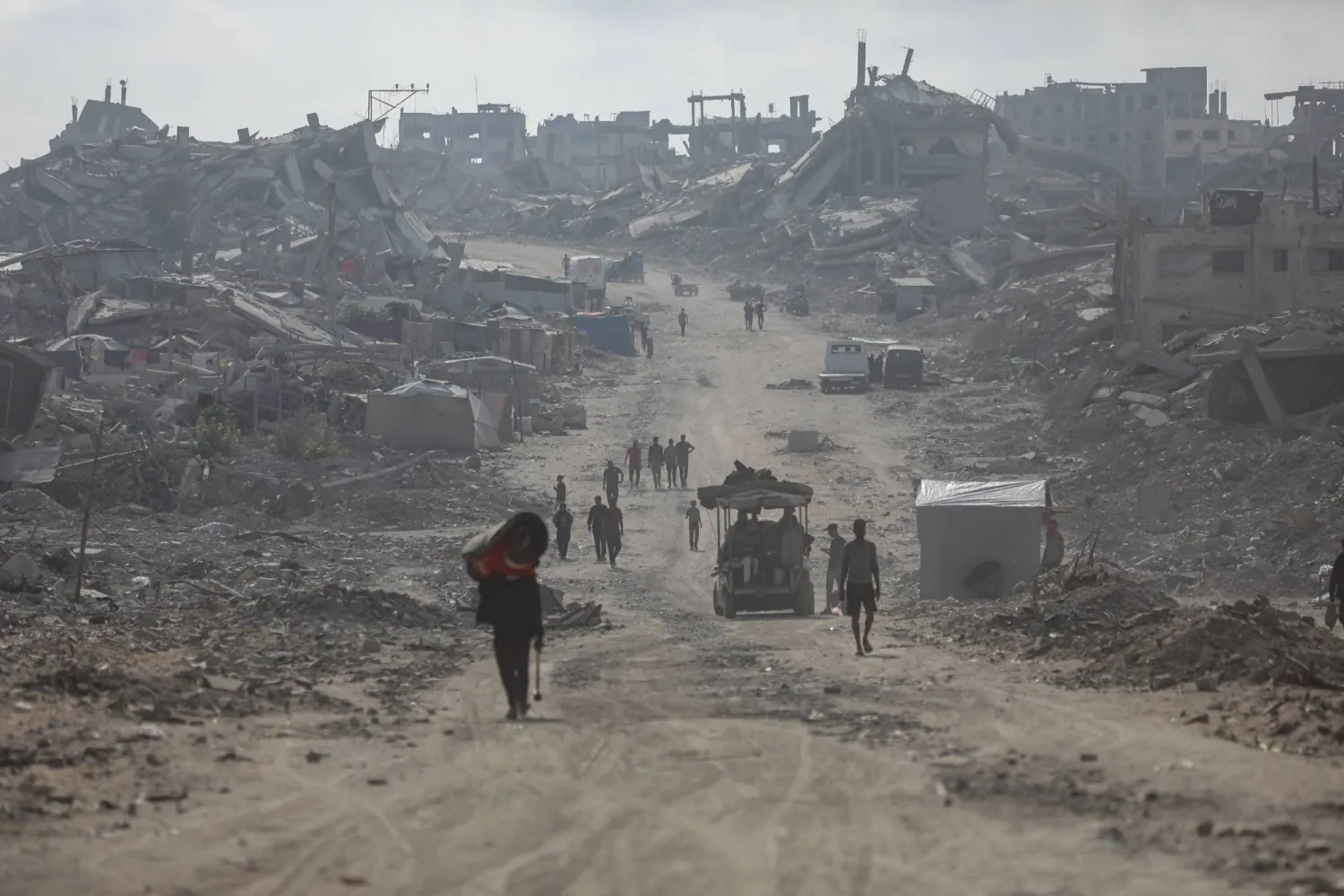  24 October 2025, Palestinian Territories, Gaza City: Palestinians inspect their destroyed homes and neighborhoods in the Safatawi area, north of Gaza City, following the withdrawal of Israeli forces and the ceasefire. (dpa)
