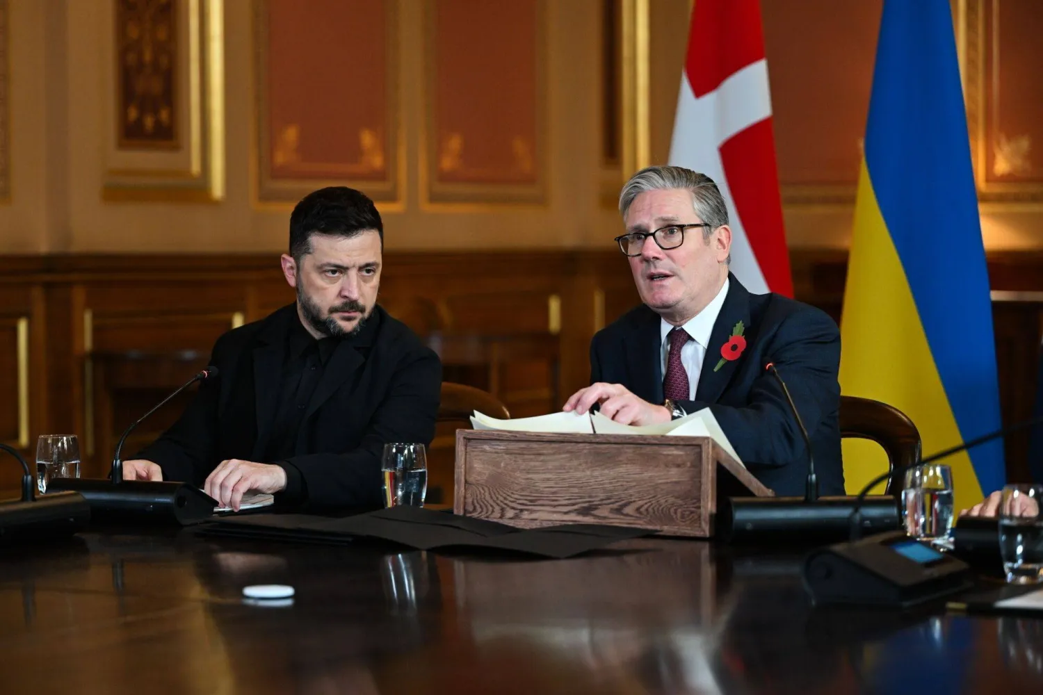 الرئيس الأوكراني فولوديمير زيلينسكي ورئيس الوزراء البريطاني كير ستارمر خلال لقاء «تحالف الراغبين» في لندن (إ.ب.أ)