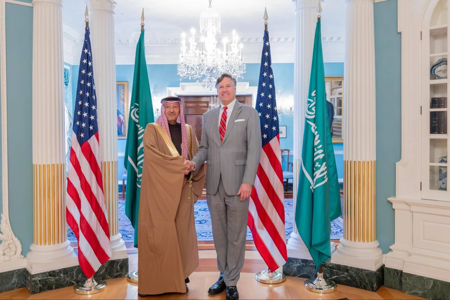 وليد الخريجي لدى لقائه كريستوفر لاندو في واشنطن الجمعة (الخارجية السعودية)