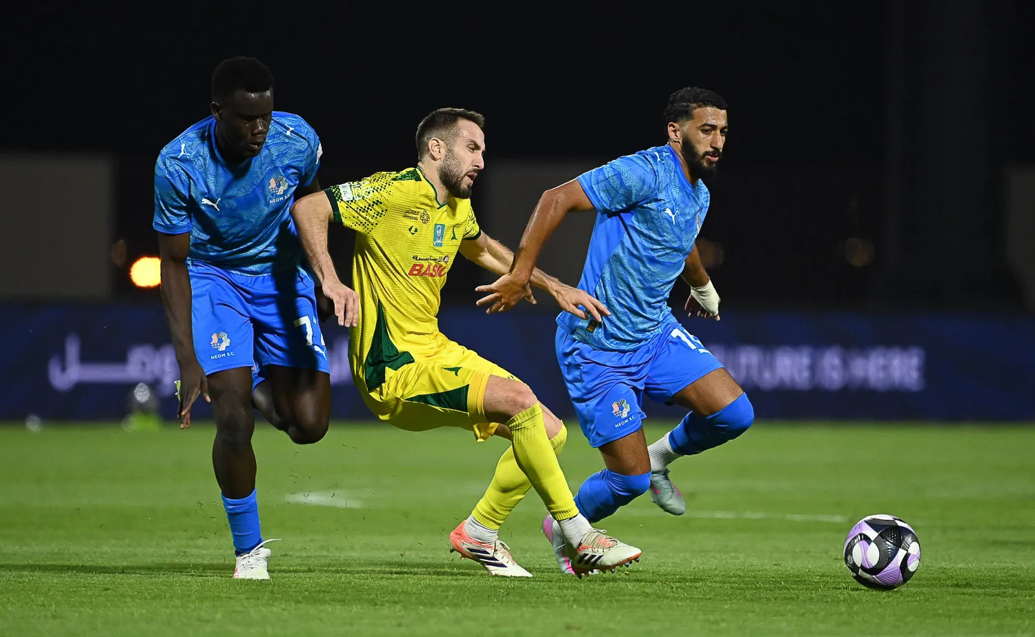 التعادل الإيجابي بنتيجة 1-1 حسم المواجهة بين نيوم وضيفه الخليج (تصوير: علي خمج)