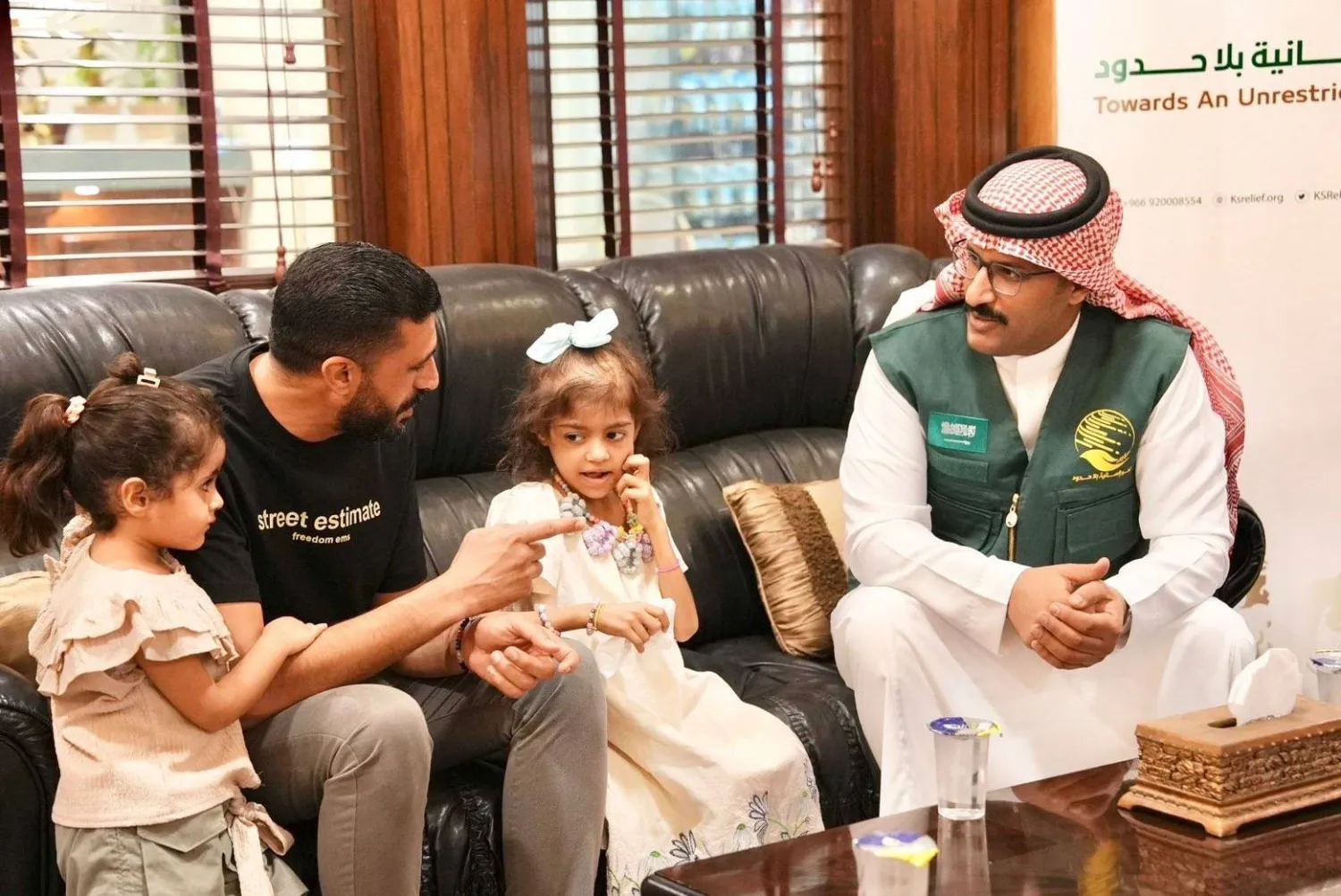 الطفلة الفلسطينية إلين الكيلاني تعاني حالة صحية حرجة إثر إصابتها بسرطان القولون (مركز الملك سلمان للإغاثة)