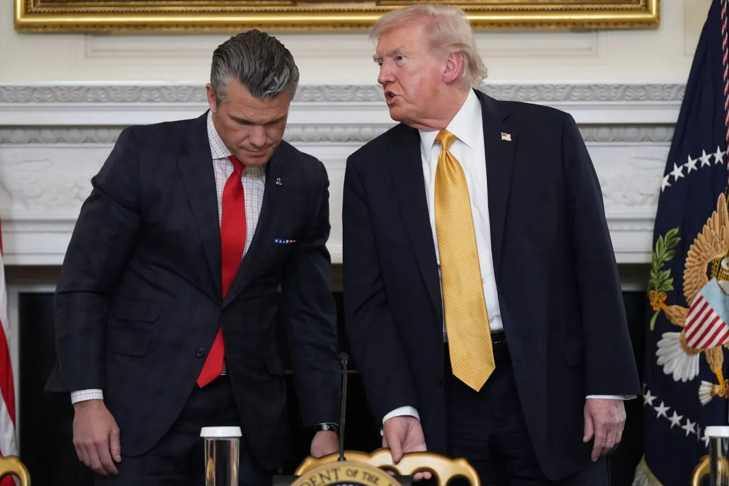 ABD Başkanı Donald Trump ve Savunma Bakanı Pete Hegseth Beyaz Saray'da (AP)