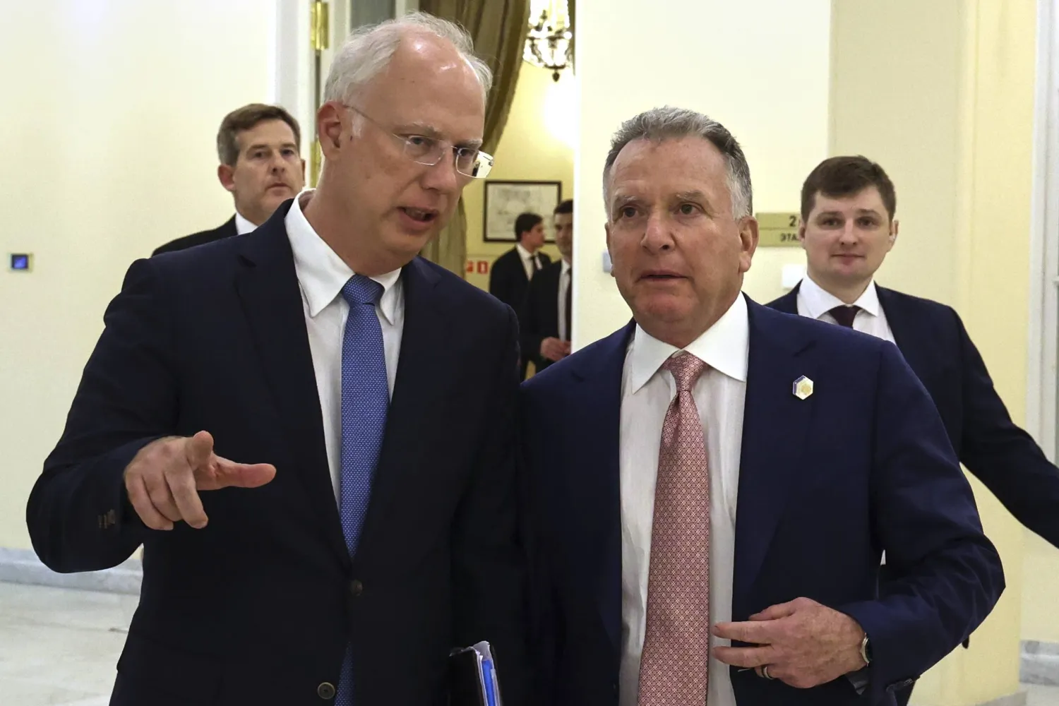 ستيف ويتكوف مبعوث ترمب مع كيريل دميترييف مبعوث بوتين في سانت بطرسبرغ - 11 أبريل 2025 (أ.ب)