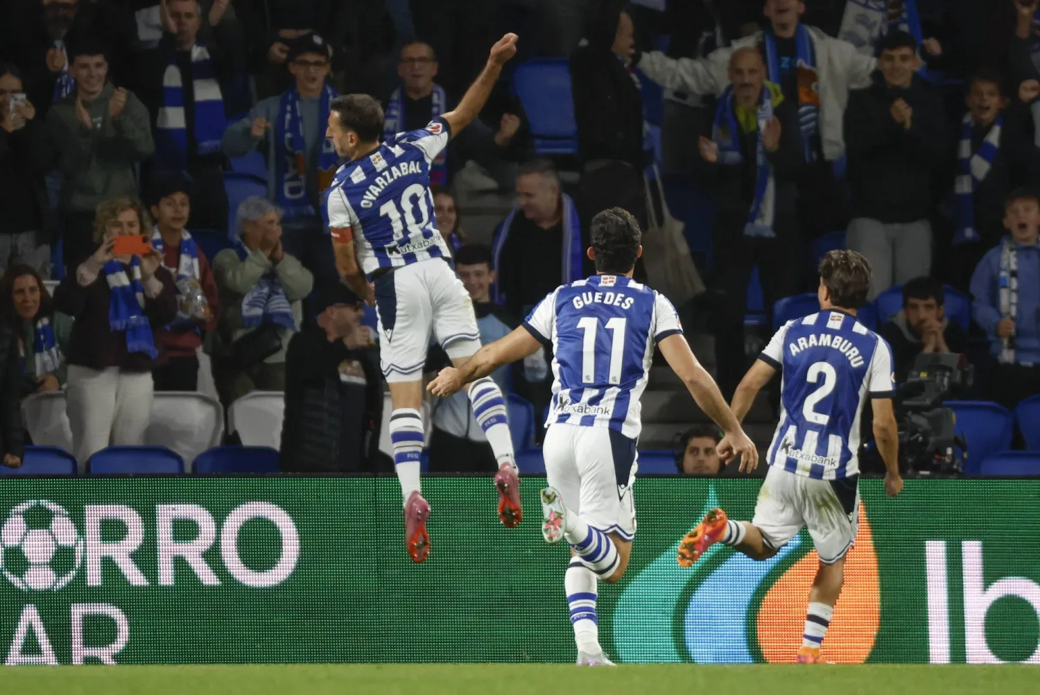  أويارزابال محتفلا بالهدف الثاني (إ.ب.أ)