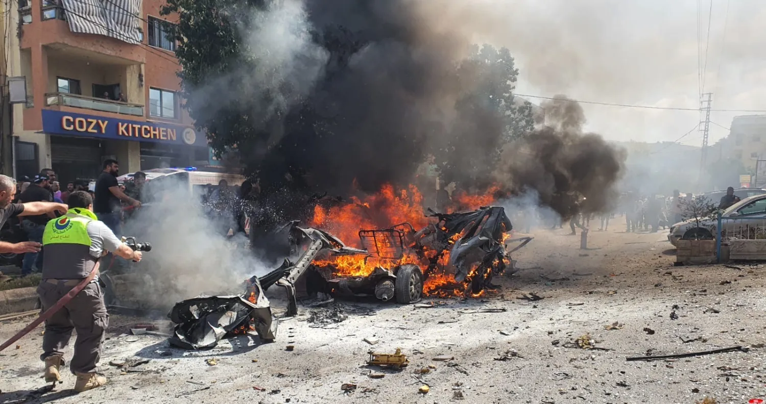 السيارة التي استُهدفت بغارة على طريق تول في قضاء النبطية (الوكالة الوطنية للإعلام)