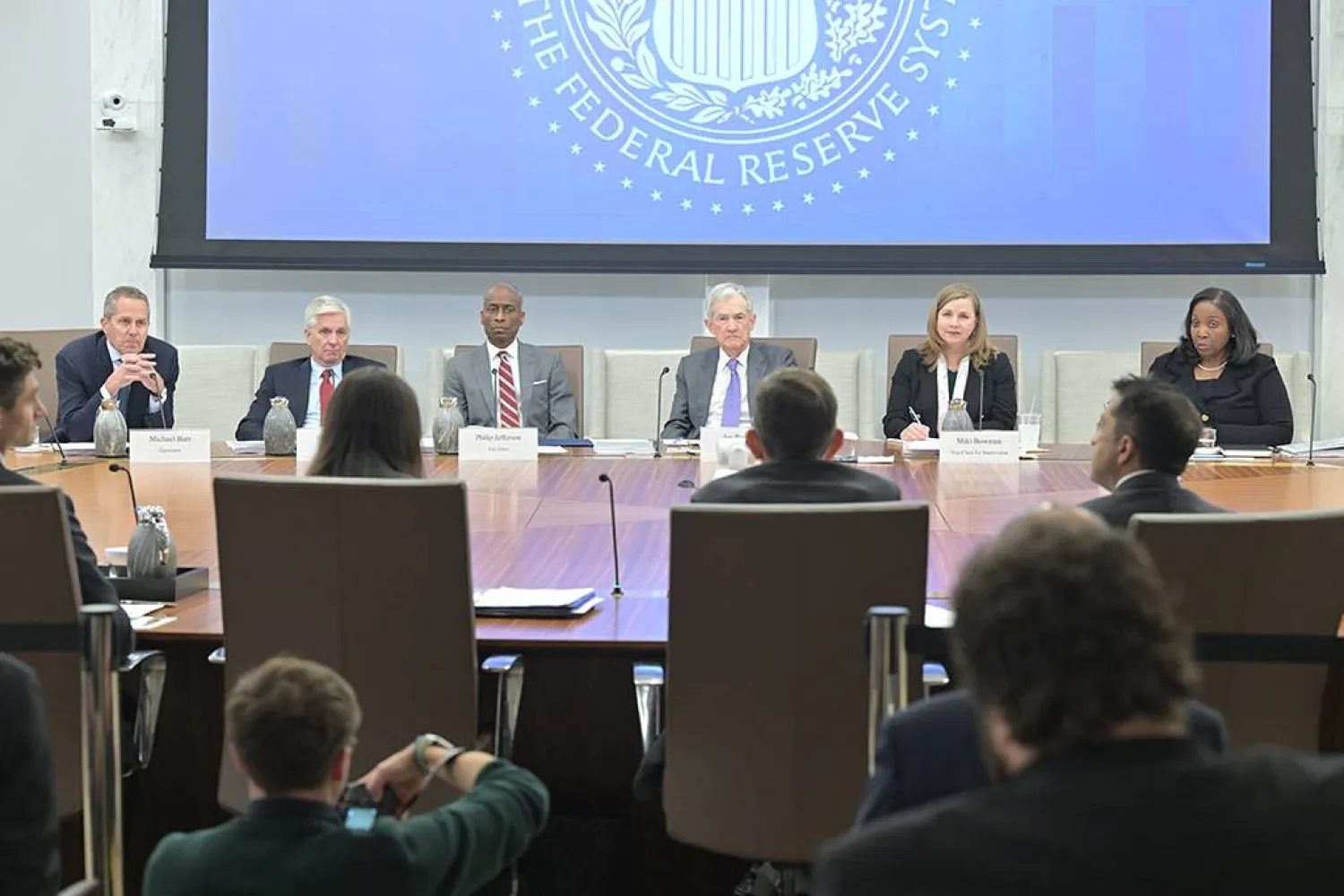 مجلس «الاحتياطي الفيدرالي» يستمع إلى الموظفين الحاضرين في اجتماع حول شفافية اختبارات الإجهاد (الاحتياطي الفيدرالي)