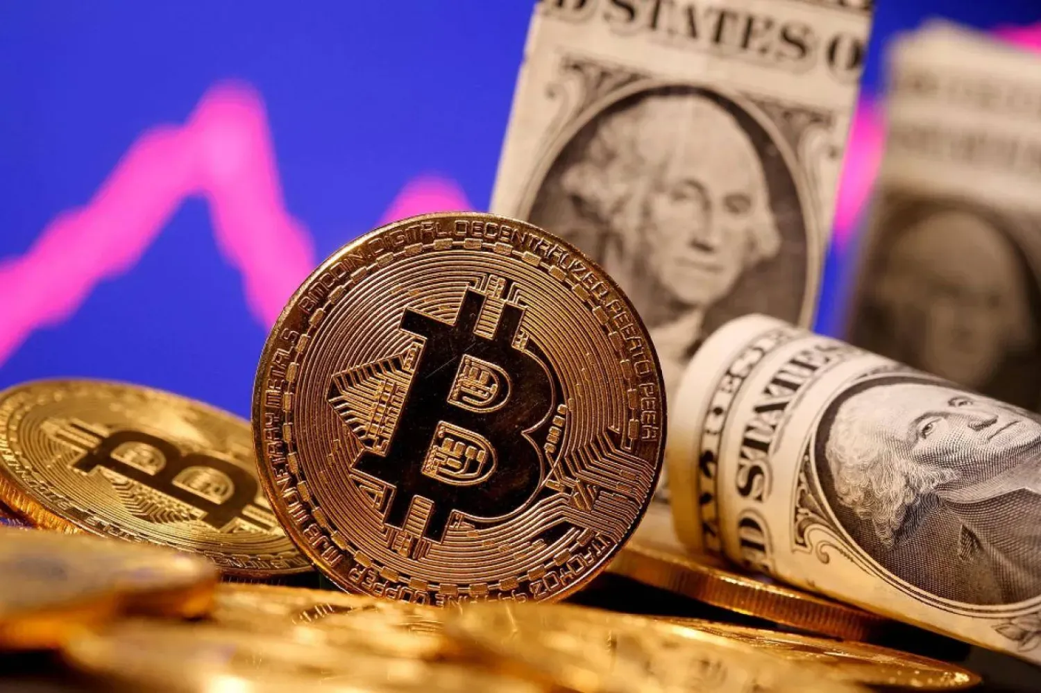 Bitcoin kripto para birimi ve ABD doları banknotları (Reuters)