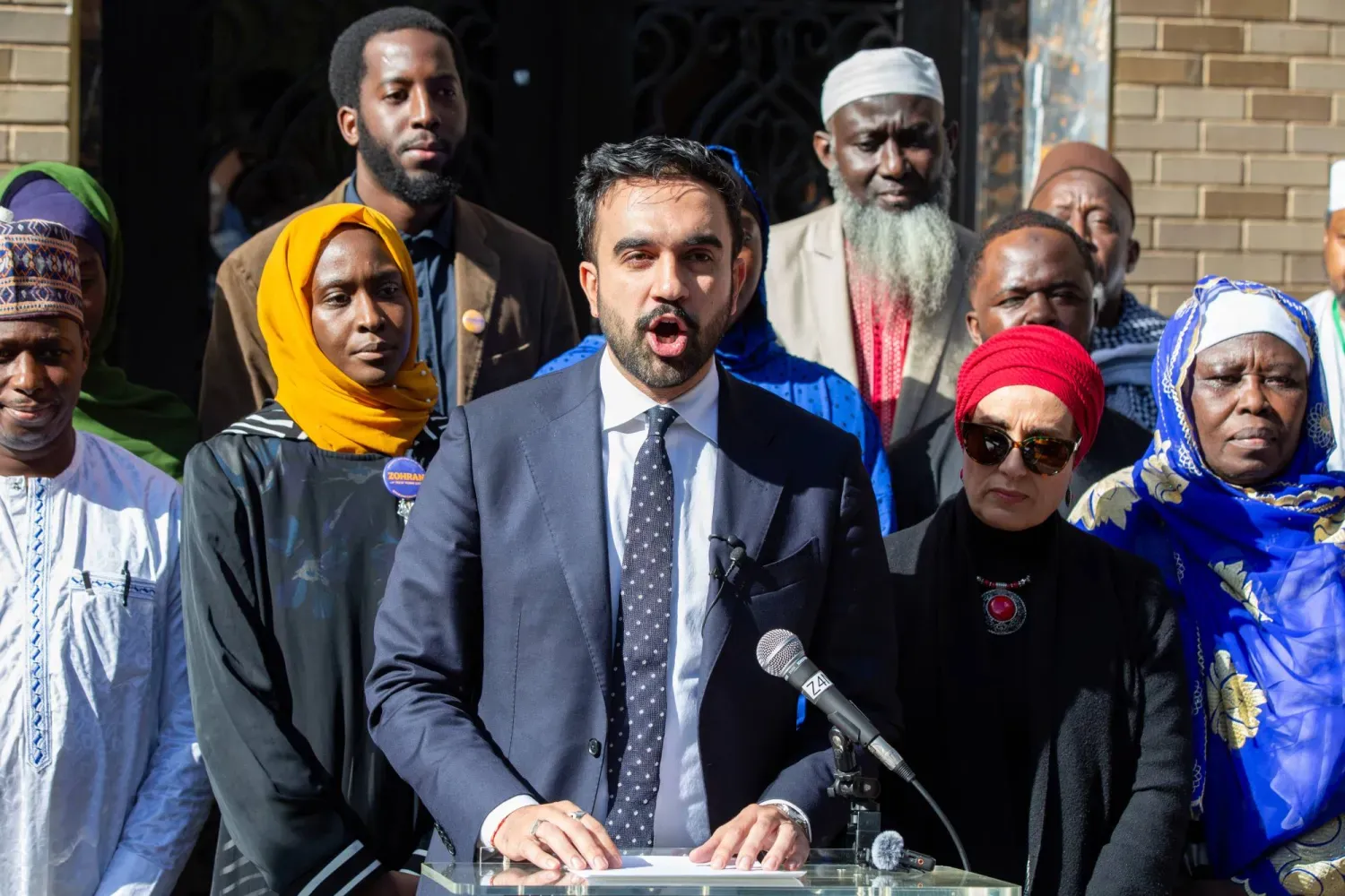 New York Belediye Başkanlığı için Demokrat Parti adayı Zahran Mamdani, New York'taki Bronx Camii'ndeki İslam Kültür Merkezi'nde konuşuyor (AP)