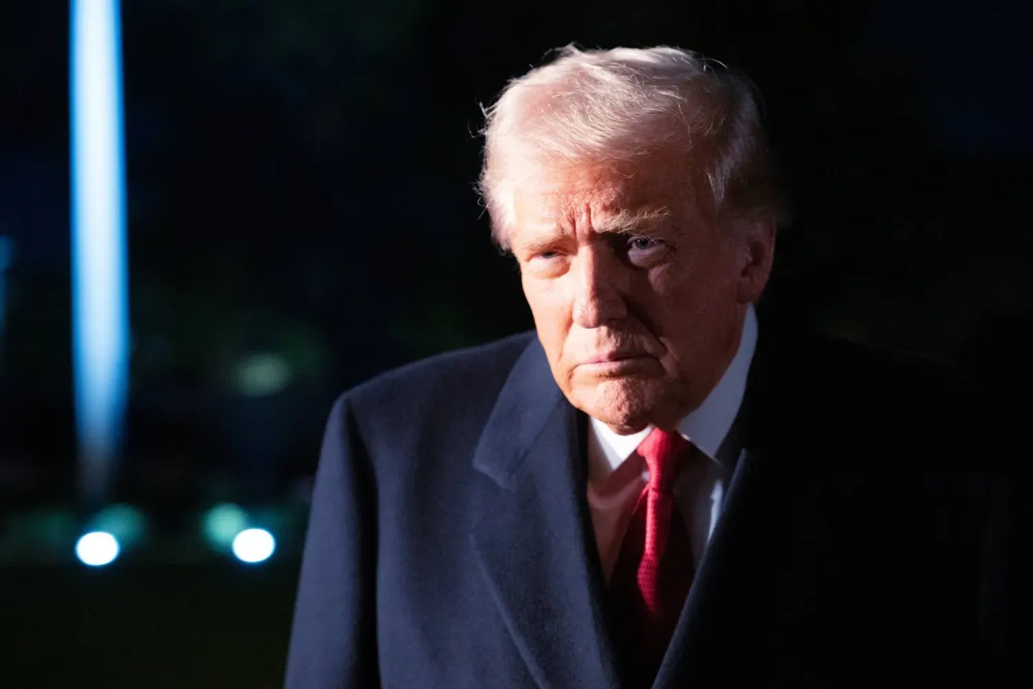 ABD Başkanı Donald Trump, Malezya'ya gitmek üzere Beyaz Saray'ın Güney Çimleri'nde Marine One uçağına binmeden önce basın mensuplarına konuşuyor (DPA)