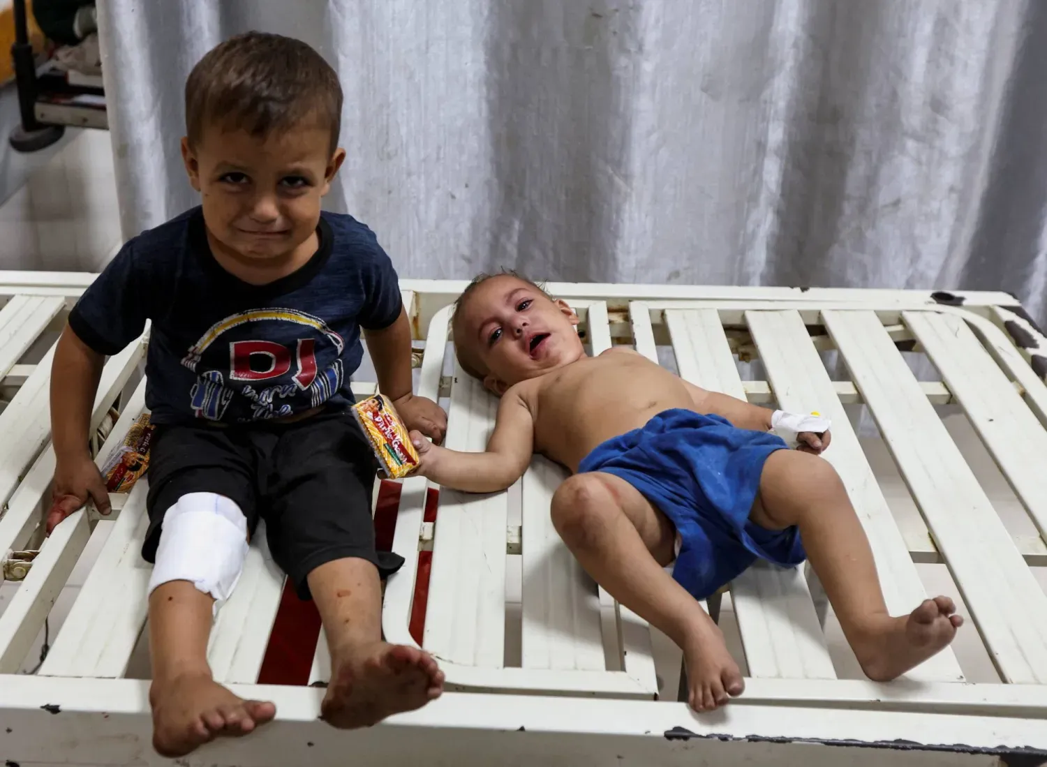 Gazze Şeridi'nin güneyindeki Han Yunus'ta bulunan Nasır Hastanesi'ne düzenlenen İsrail hava saldırısında yaralanan Filistinli çocuklar tedavi görüyor. (Reuters)