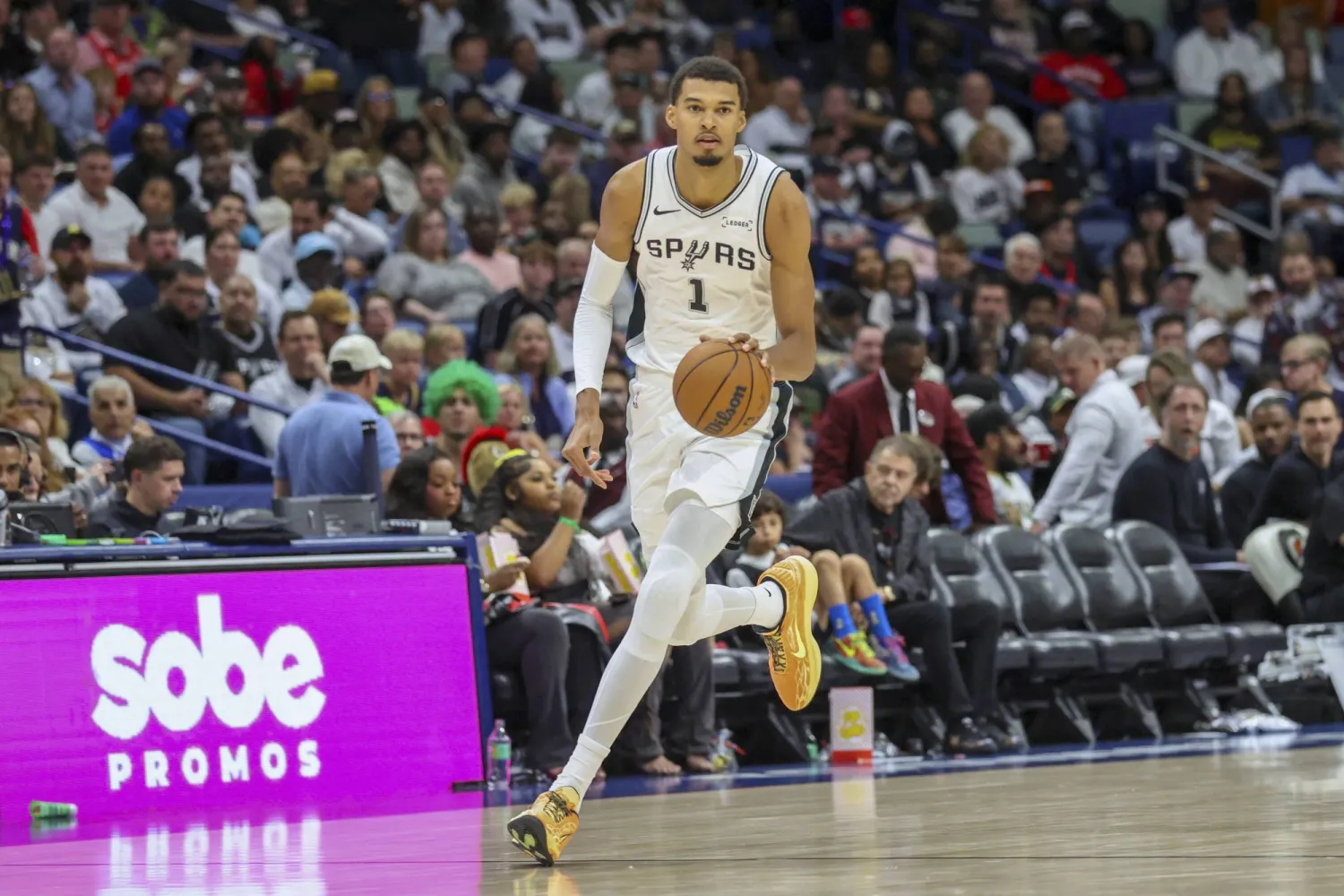 الفرنسي فيكتور ويمبانياما لاعب سبيرز (أ.ب)