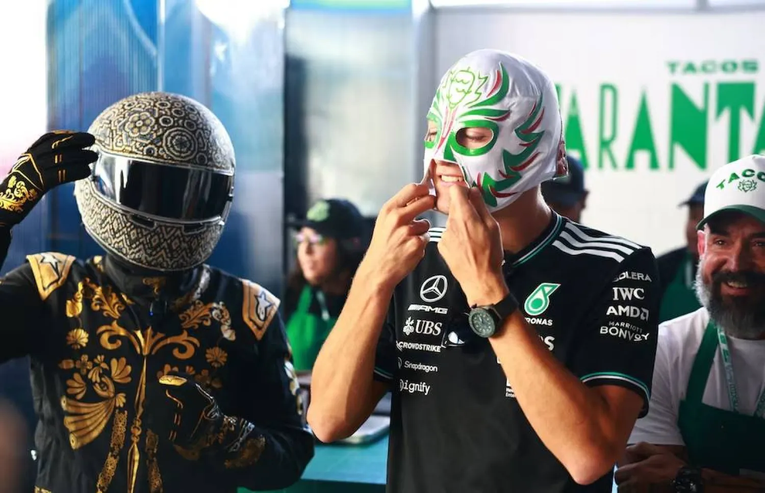 جورج راسل سائق مرسيدس بقناع المصارع في مدرجات مكسيكو سيتي (رويترز)