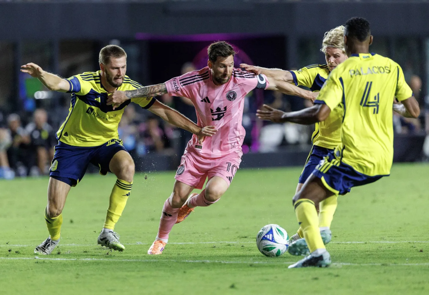 النجم الأرجنتيني ليونيل ميسي تألق ضد ناشفيل (إ.ب.أ)