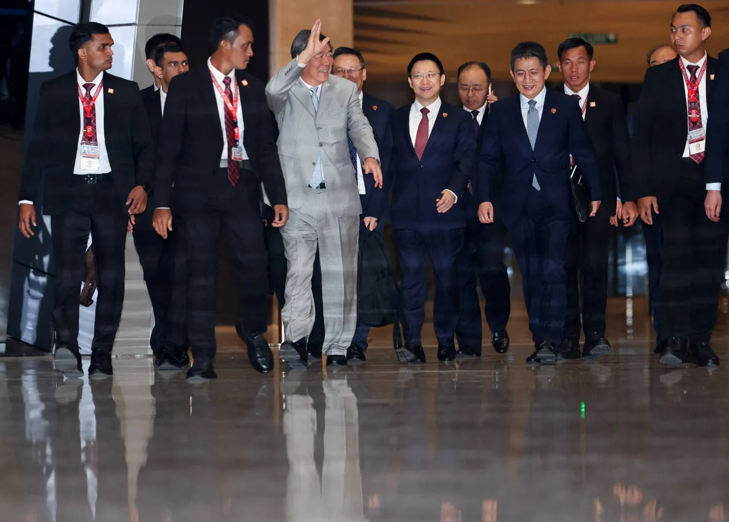 نائب رئيس الوزراء الصيني يلوح لوسائل الإعلام لدى مغادرته محادثات التجارة مع أميركا خلال يومها الأول في كوالالمبور 25 أكتوبر 2025 (رويترز)