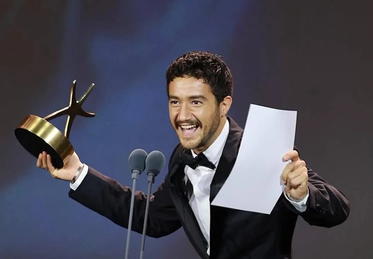 أحمد مالك مبتهجاً بأنه أول مصري يفوز بجائزة أفضل ممثل بمهرجان الجونة (إدارة المهرجان)