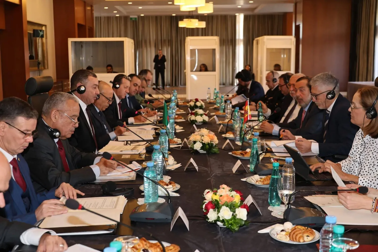 جانب من اجتماع وفدي حكومتي الجزائر وإسبانيا (وزارة الداخلية الجزائرية)