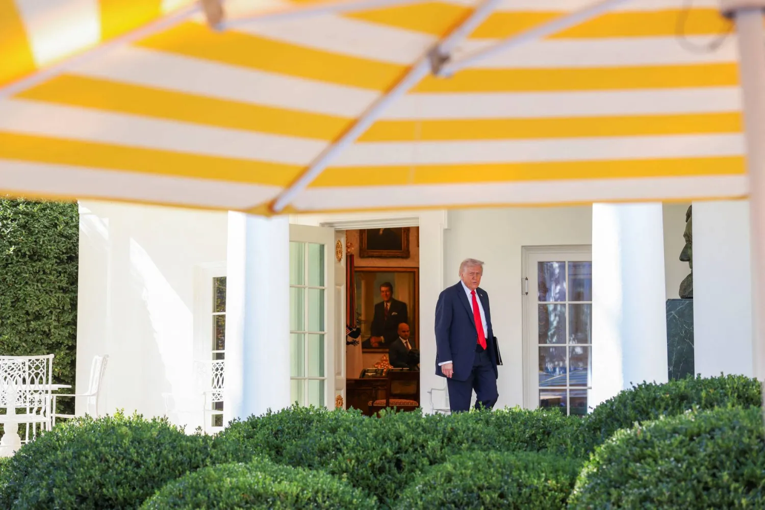 الرئيس الأميركي دونالد ترمب في إحدى حدائق البيت الأبيض (رويترز)