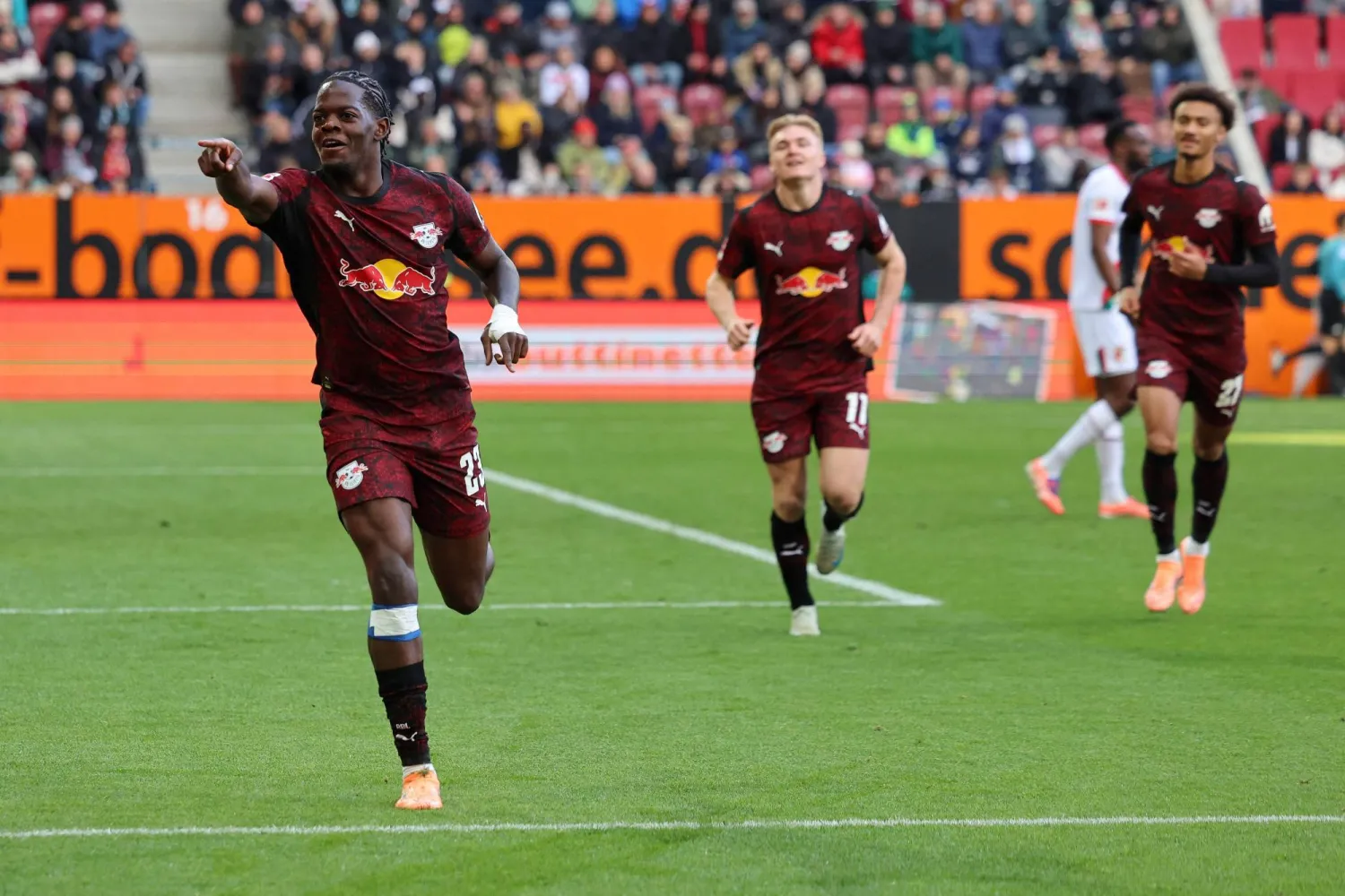 كاستيلو لوكيبا يحتفل بسادس أهداف لايبزيغ في أوغسبورغ (أ.ف.ب)