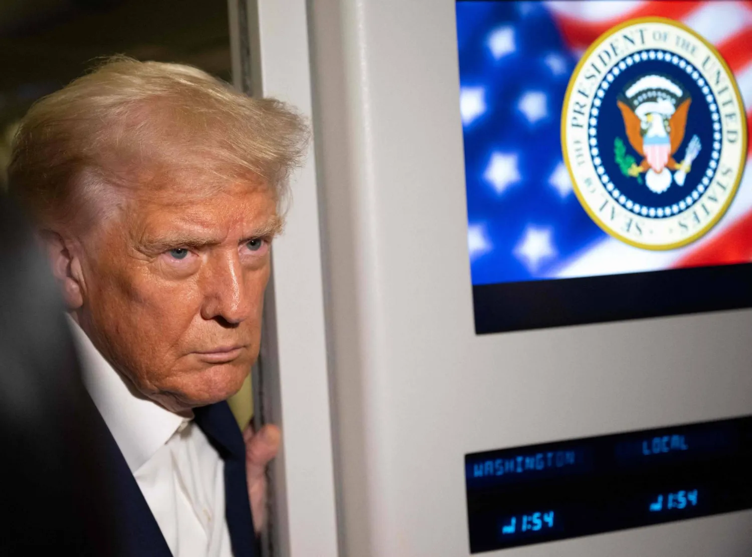 ترمب يتحدّث مع صحافيين على متن الطائرة الرئاسية بعد مغادرتها باتجاه آسيا يوم 24 أكتوبر (أ.ف.ب)