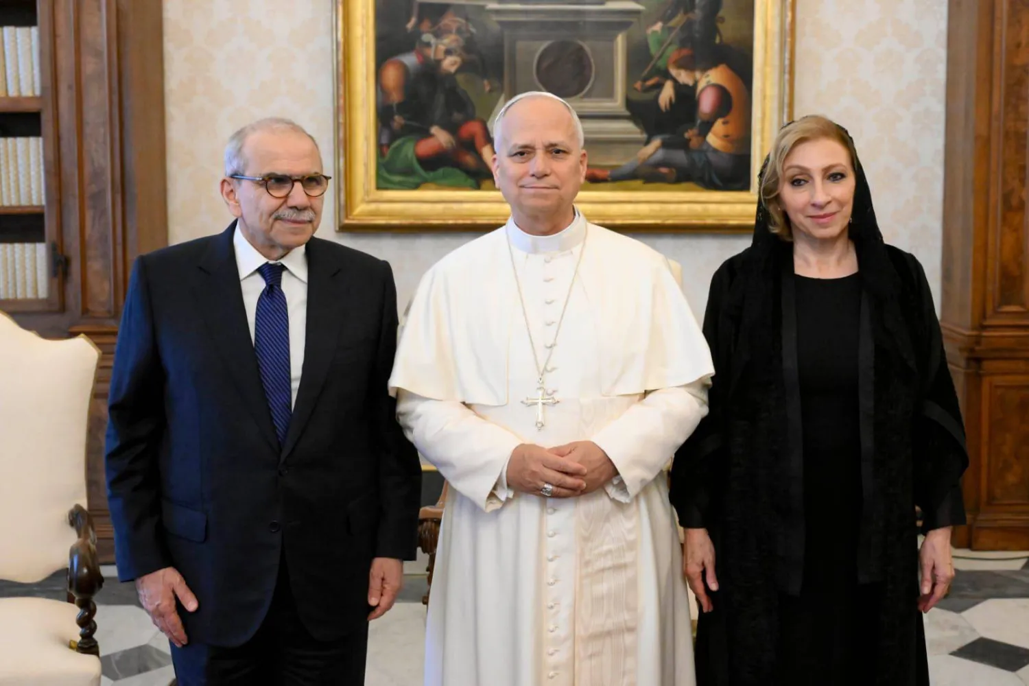 رئيس الحكومة نواف سلام وعقيلته السيدة سحر بعاصيري خلال اللقاء مع قداسة البابا ليو الرابع عشر (رئاسة الحكومة)