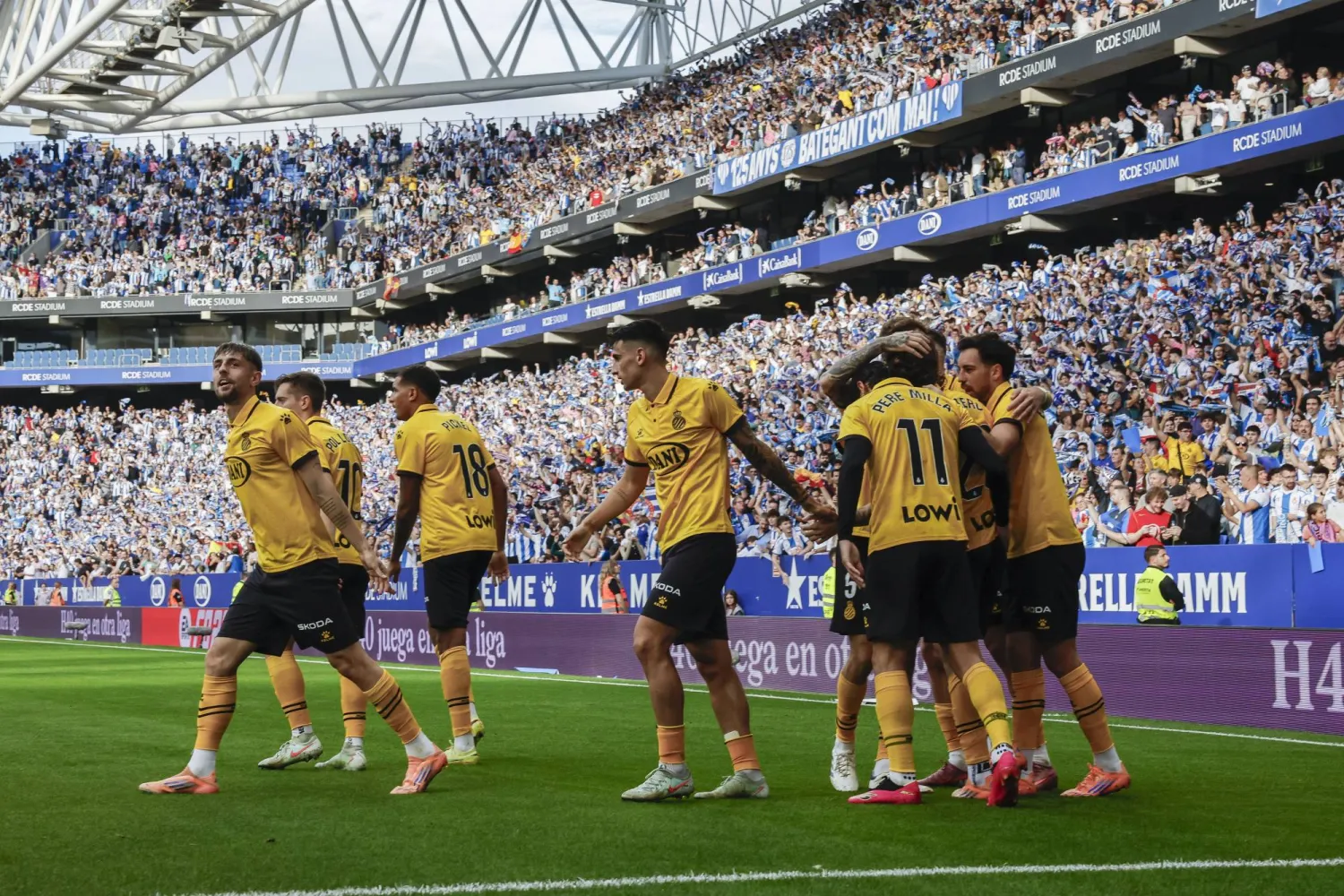 فرحة لاعبي إسبانيول بهدف كارلوس روميرو في إلتشي (إ.ب.أ)