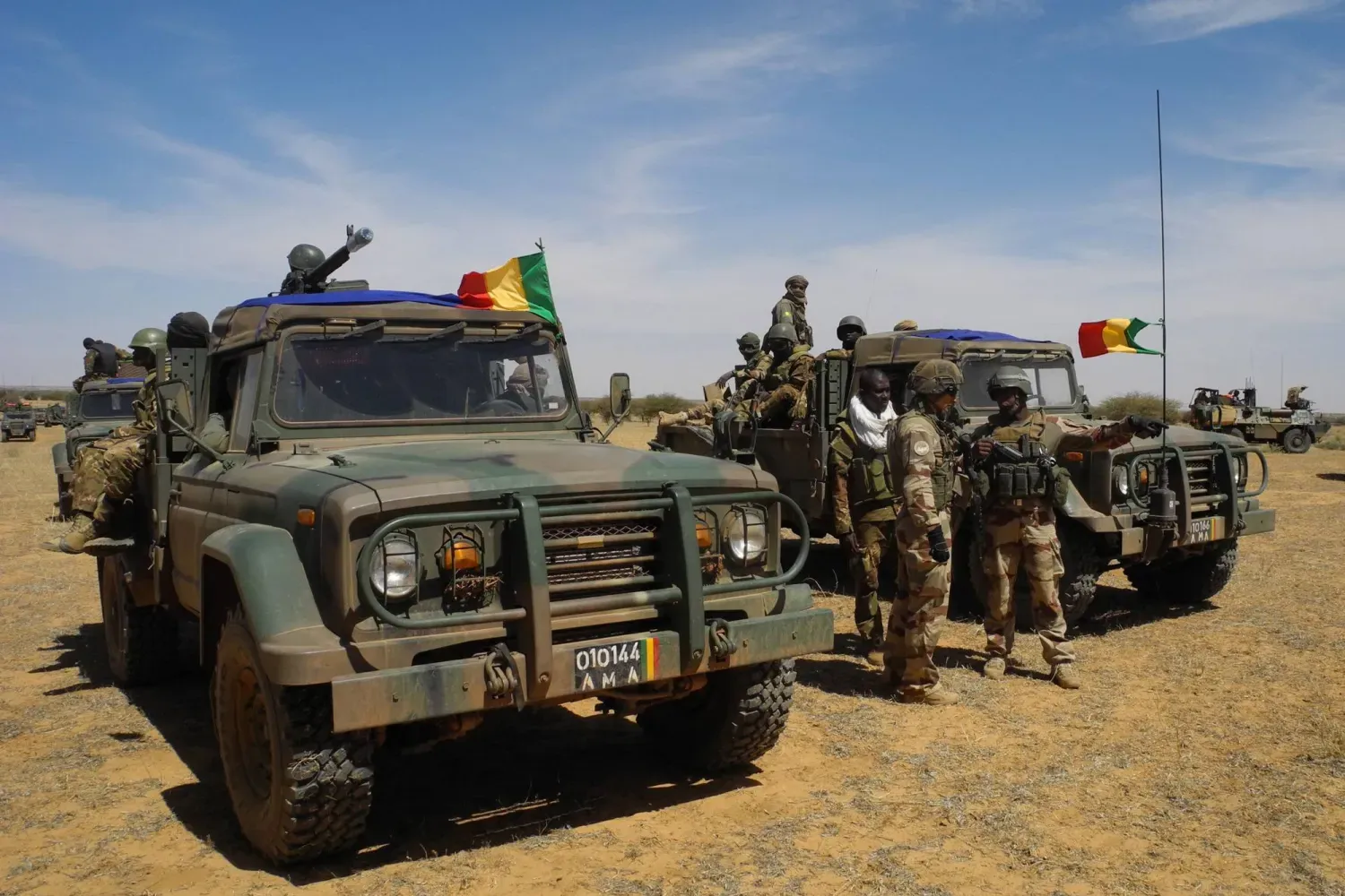 Mali ordusu, komşu ülkelerdeki limanlardan gelen yakıt tankerlerini terör saldırılarından korumaya çalışıyor (AFP)