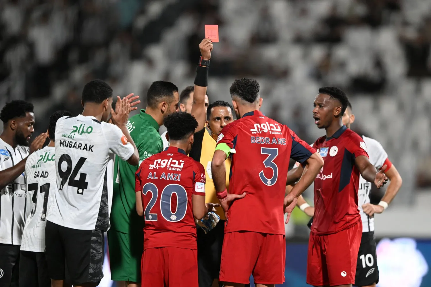 رغم إكمال ضمك المباراة بعشرة لاعبين فإن الشباب لم ينتصر (تصوير: عبد الرحمن السالم)