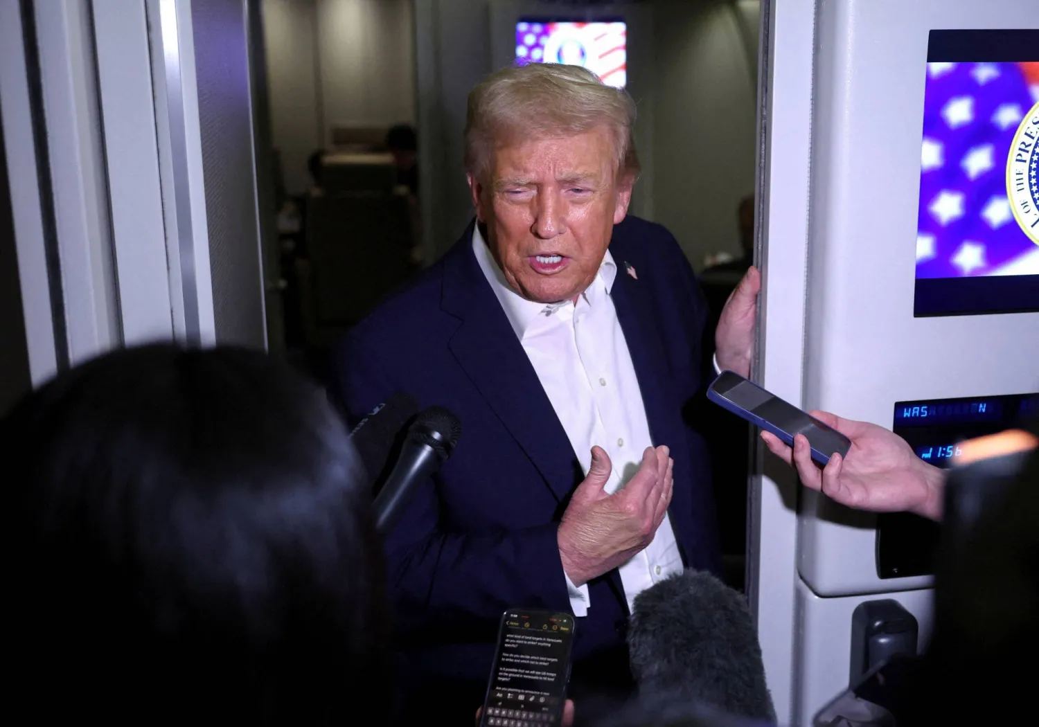 US President Donald Trump speaks to reporters aboard Air Force One en route to Asia, October 25, 2025. REUTERS/Evelyn Hockstein