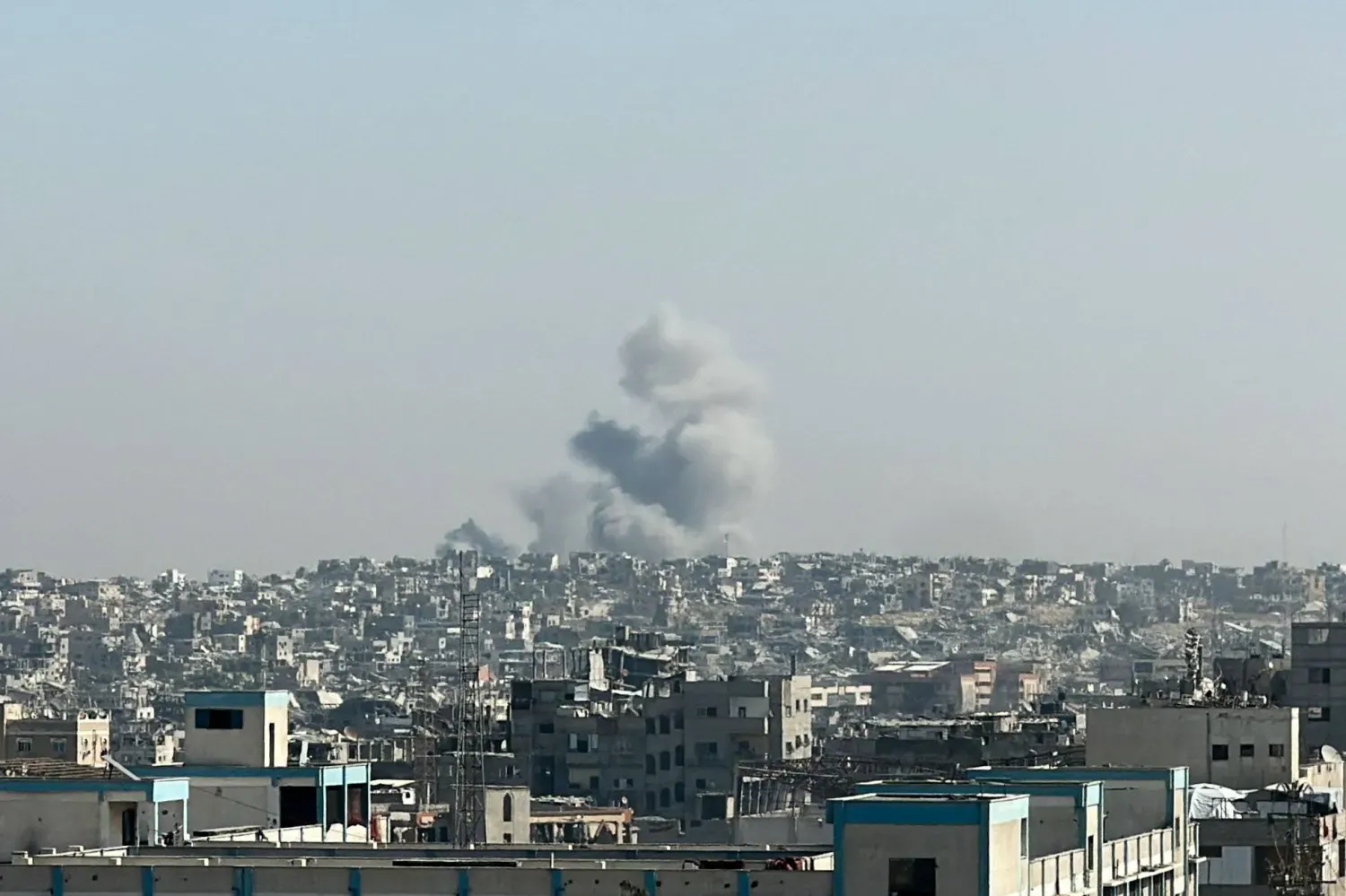 İsrail'in Gazze Şeridi'nin güneyindeki Han Yunus'a düzenlediği hava saldırısının ardından dumanlar yükseliyor (Reuters)