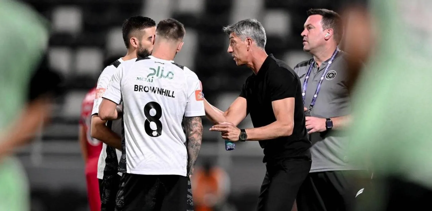 مدرب الشباب يوجه لاعبيه خلال المباراة (موقع النادي)