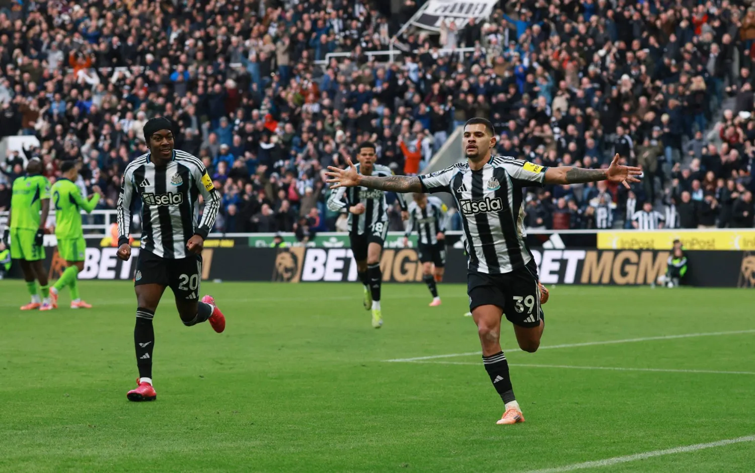  برونو غيمارايش  وفرحة هز شباك فولهام بهدف فوز نيوكاسل (رويترز)