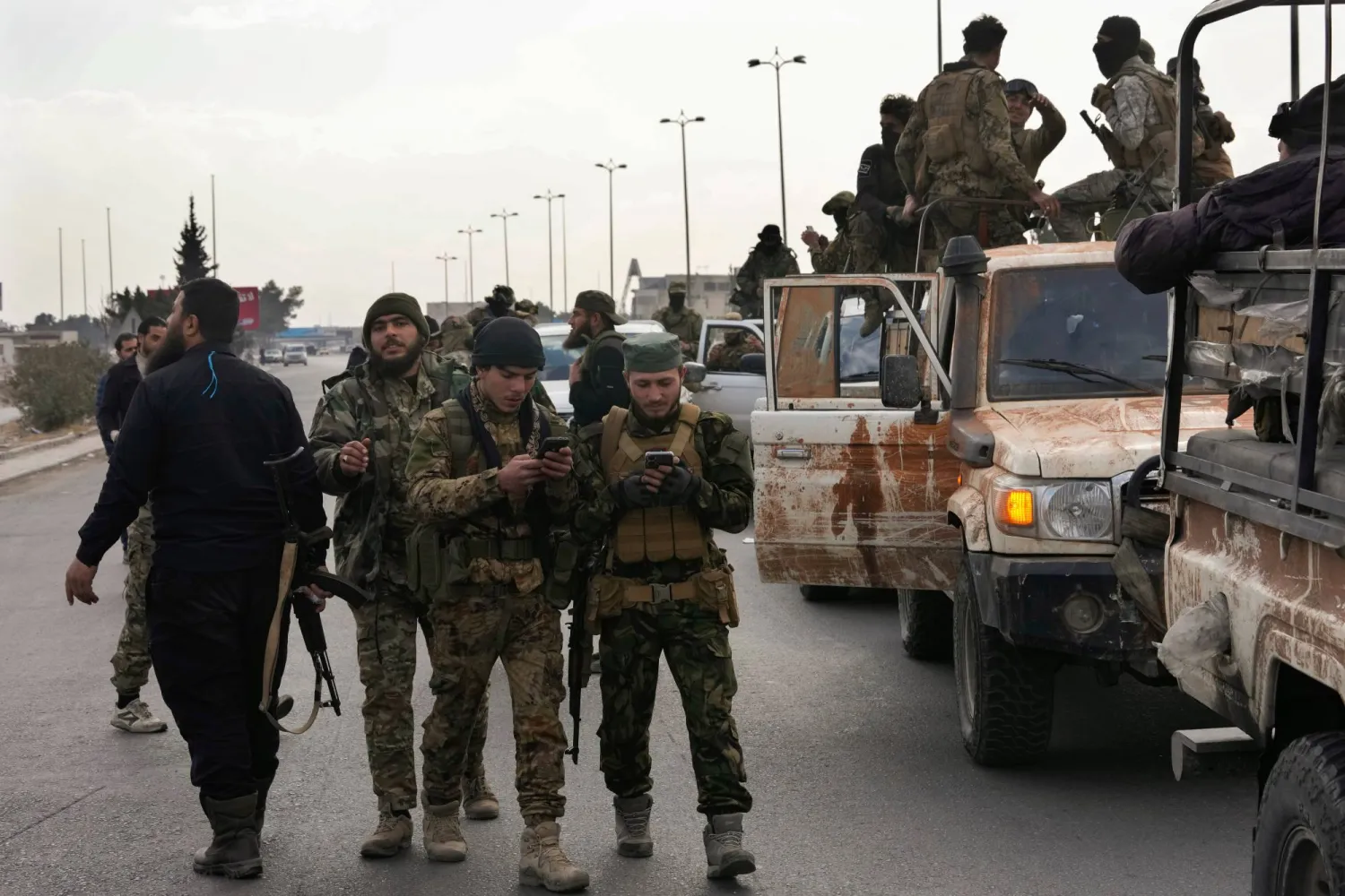 قوات أمن سورية خلال دورية على طريق في دمشق (أ.ب)