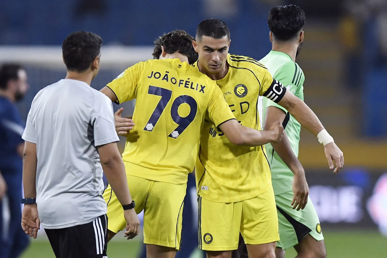 رونالدو يحيي فيليكس بعد نهاية المباراة (رويترز)