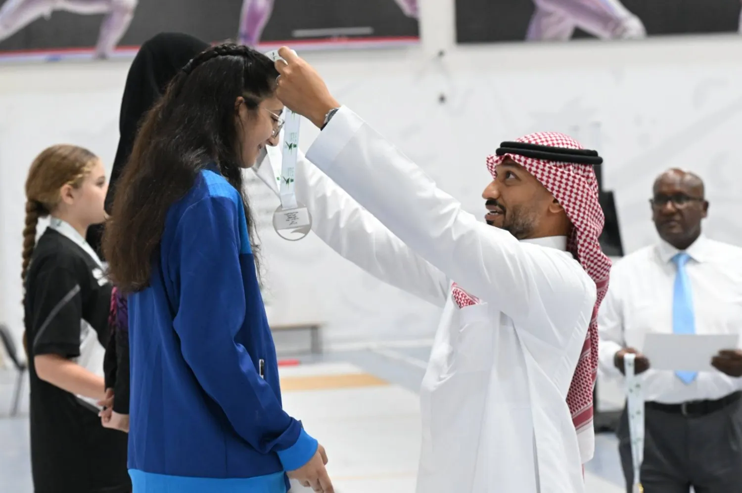 واسم آل حسن رئيس الاتحاد السعودي للمبارزة توج البطلات في الميداليات (الشرق الأوسط) 