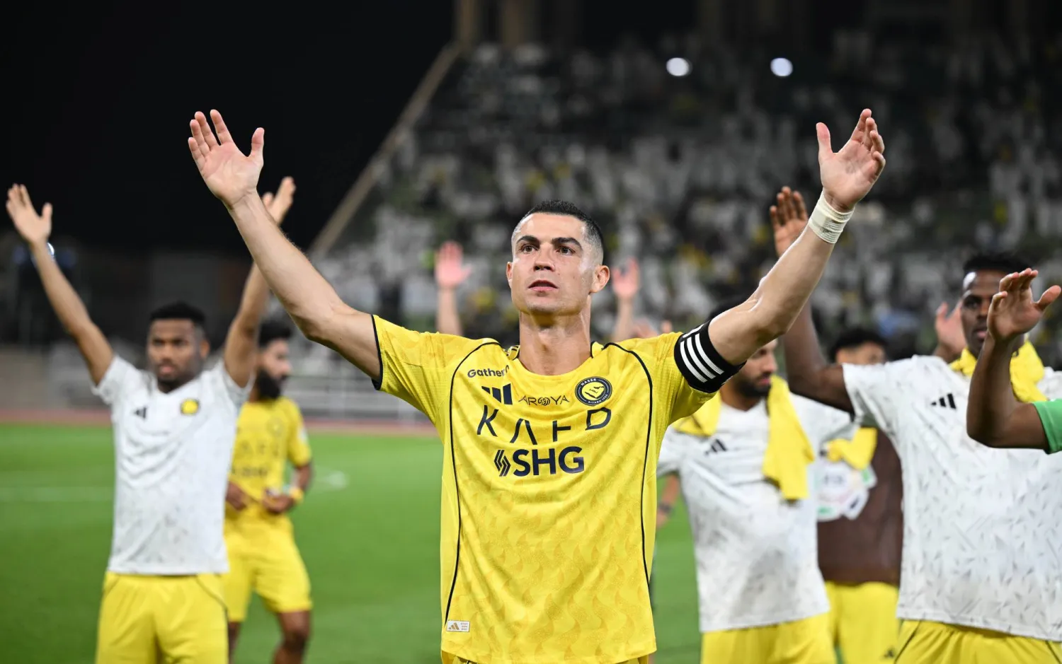 رونالدو محتفلا مع فريقه بعد الفوز على الحزم (تصوير: بشير صالح)