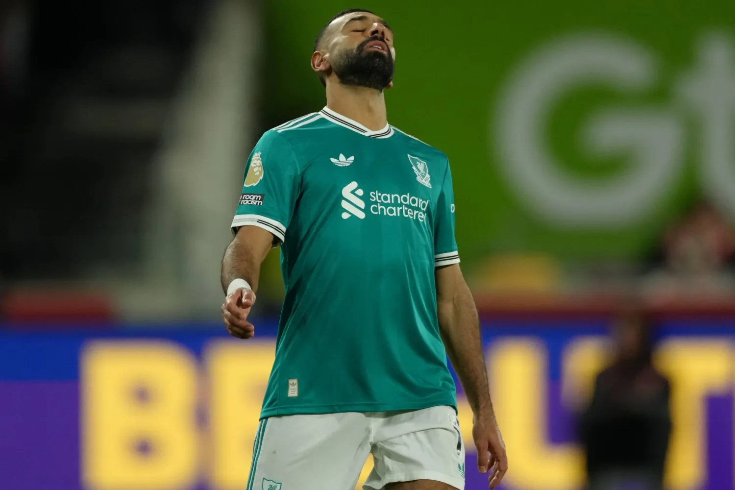 صلاح مستاء بعد الهدف الثاني لبرنتفورد (أ.ب)