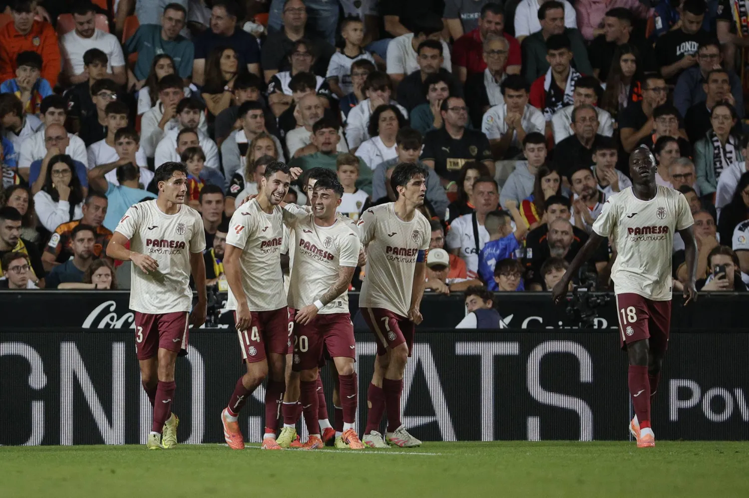 لاعبو فياريال يحتفلون بالهدف الثاني (إ.ب.أ)