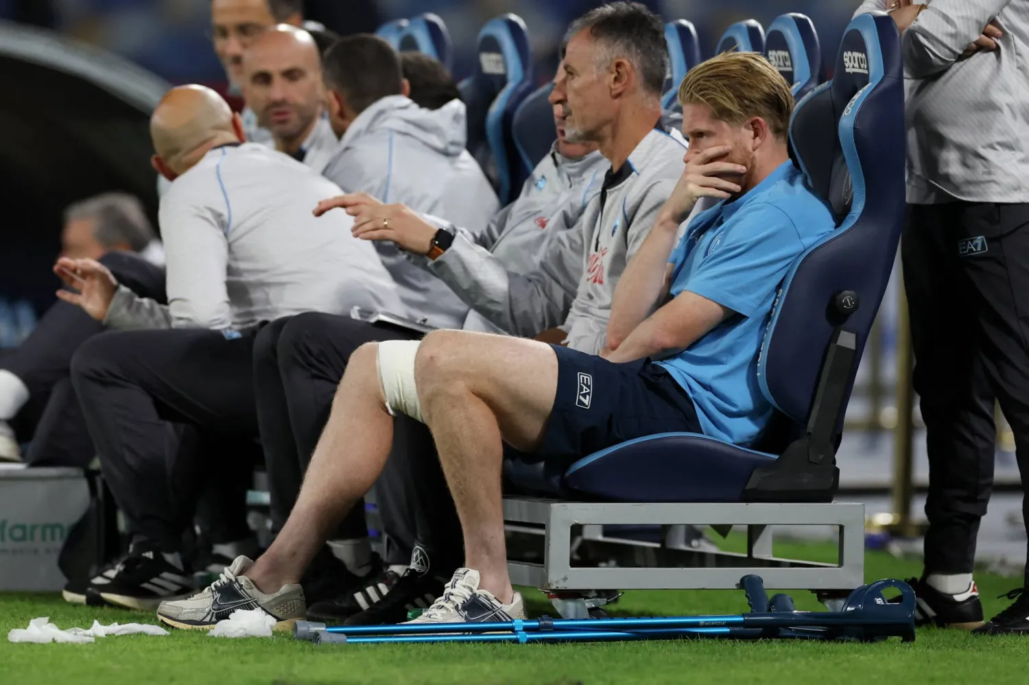 دي بروين على دكة البدلاء بعد خروجه مصابا (رويترز)