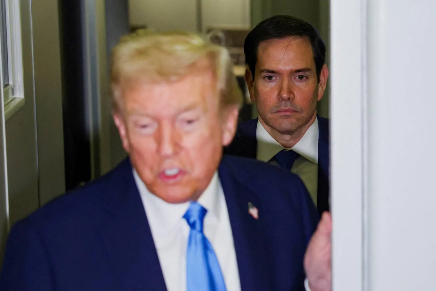 الرئيس الأميركي دونالد ترمب يتحدث إلى وسائل الإعلام على متن الطائرة الرئاسية خلال توقفه في قطر (رويترز)