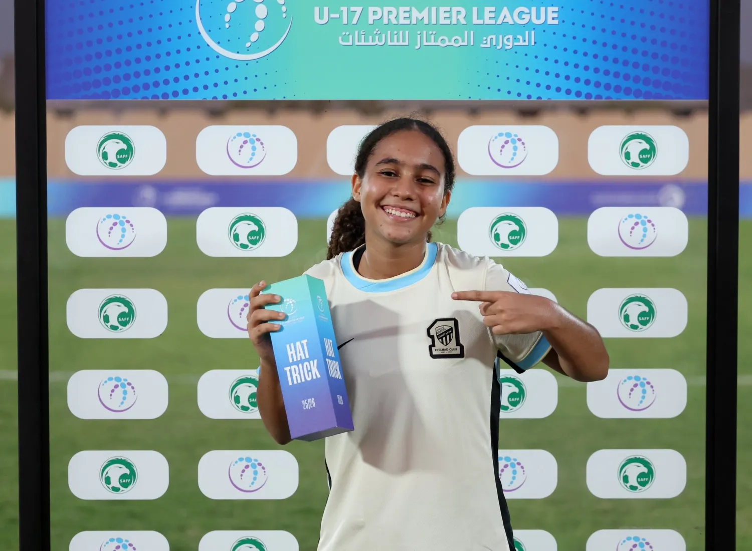 هبة أوهاشي من الاتحاد تحتفل بجائزة أفضل لاعبة (نادي الاتحاد)