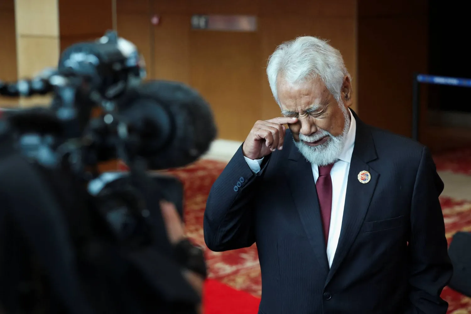 رئيس وزراء تيمور الشرقية زانانا غوسماو متأثراً بقرار ضم بلاده إلى رابطة دول جنوب شرقي آسيا «آسيان» (رويترز)