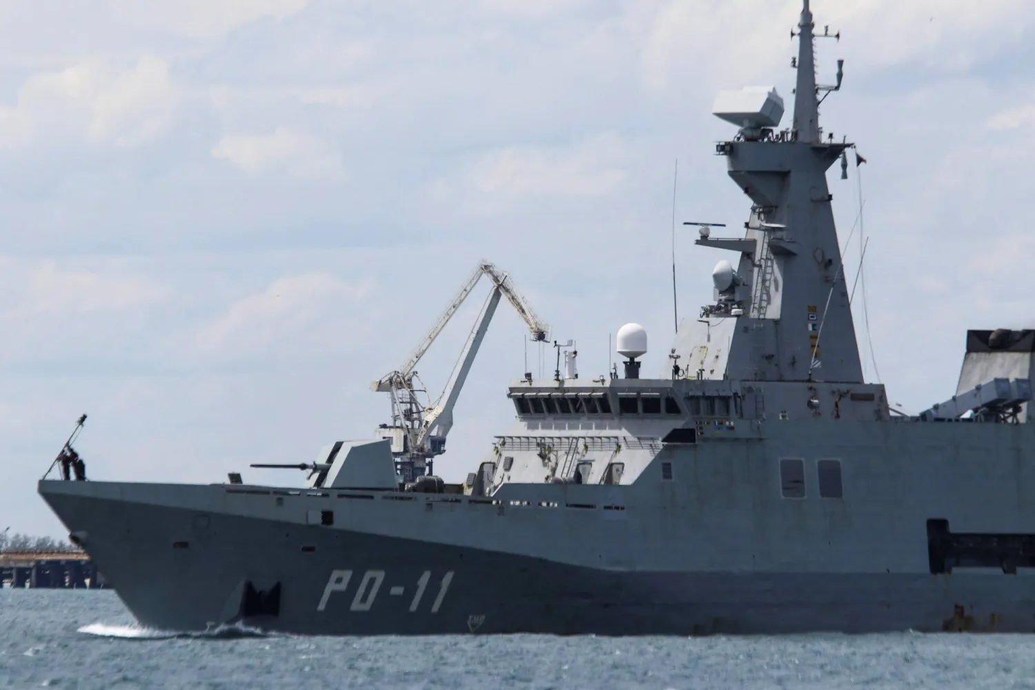 سفينة دورية تابعة للبحرية الفنزويلية تبحر قبالة ساحل البحر الكاريبي وسط توترات متصاعدة مع الولايات المتحدة في بويرتو كابيلو (رويترز)