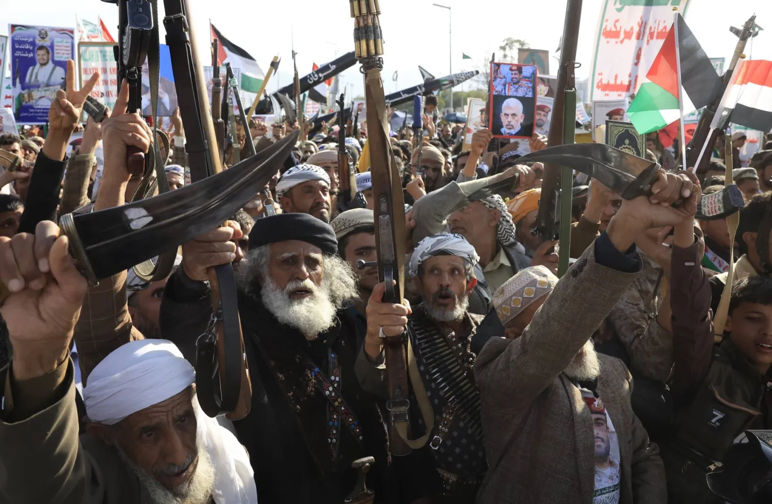 موالون للجماعة الحوثية خلال تجمع في صنعاء حيث تتصاعد الحملات القمعية ضد الموظفين الأمميين (إ.ب.أ)