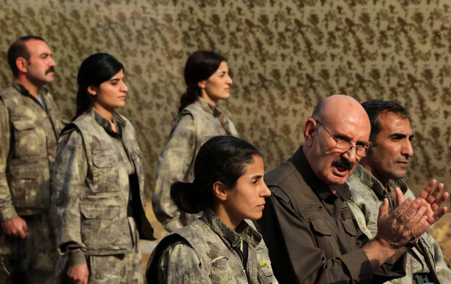 القياديان في «العمال الكردستاني» صبري أوك وفيجان ديرسم خلال قراءة بيان حزب «العمال الكردستاني» في جبل قنديل يوم 26 أكتوبر (رويترز)