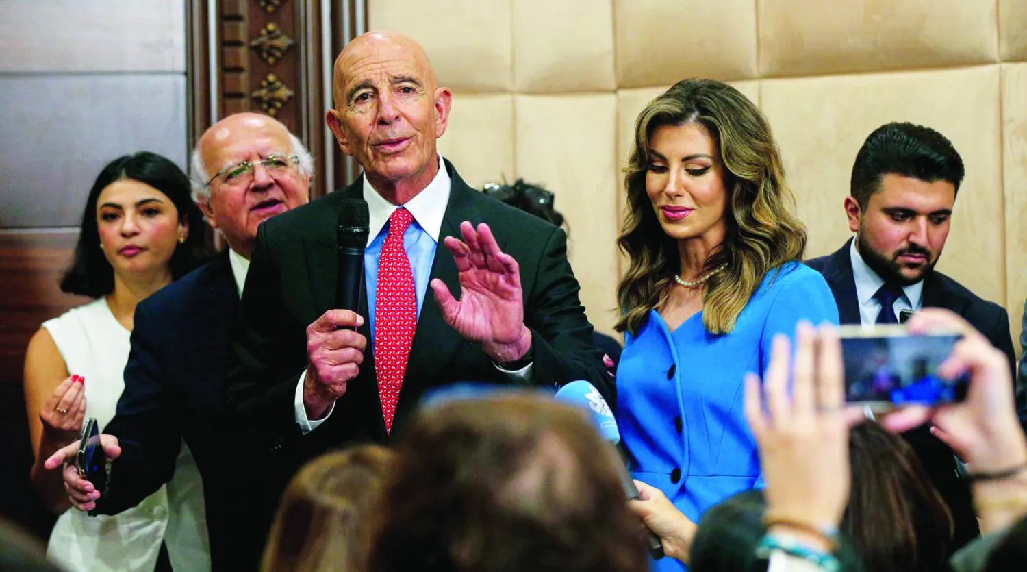 المبعوث الأميركي توم برّاك ومورغان أورتاغوس نائبة المبعوث الرئاسي إلى الشرق الأوسط في القصر الرئاسي اللبناني (د.ب.أ) 