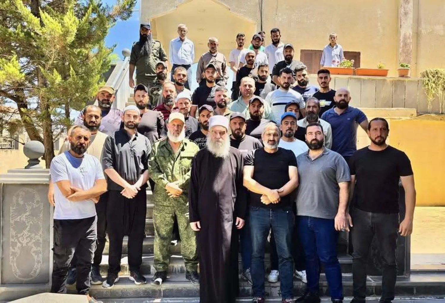 قادة من «الحرس الوطني» في السويداء يتوسطهم الشيخ حكمت الهجري (فيسبوك)